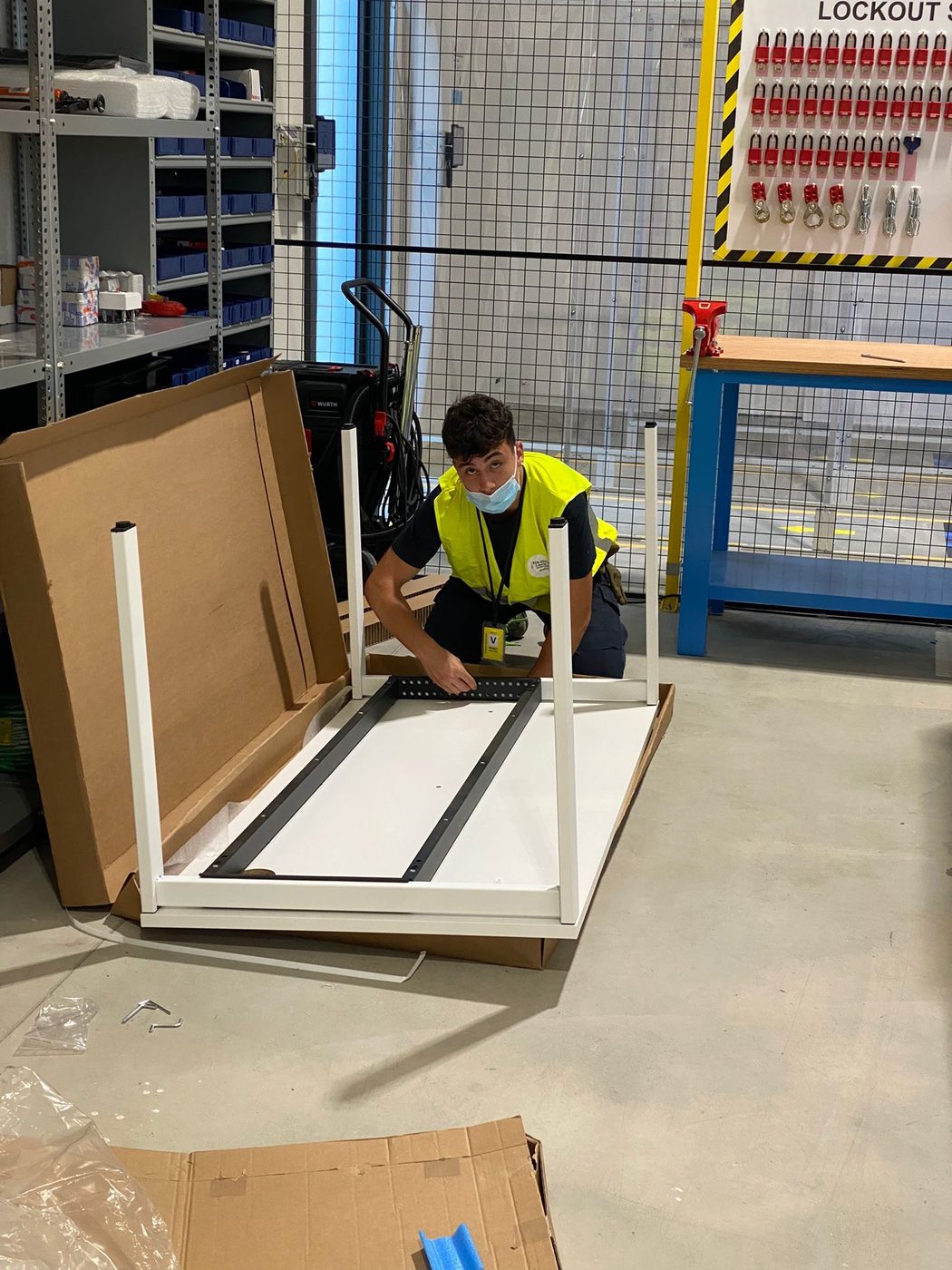 Mathias al lavoro, montaggio in magazzino