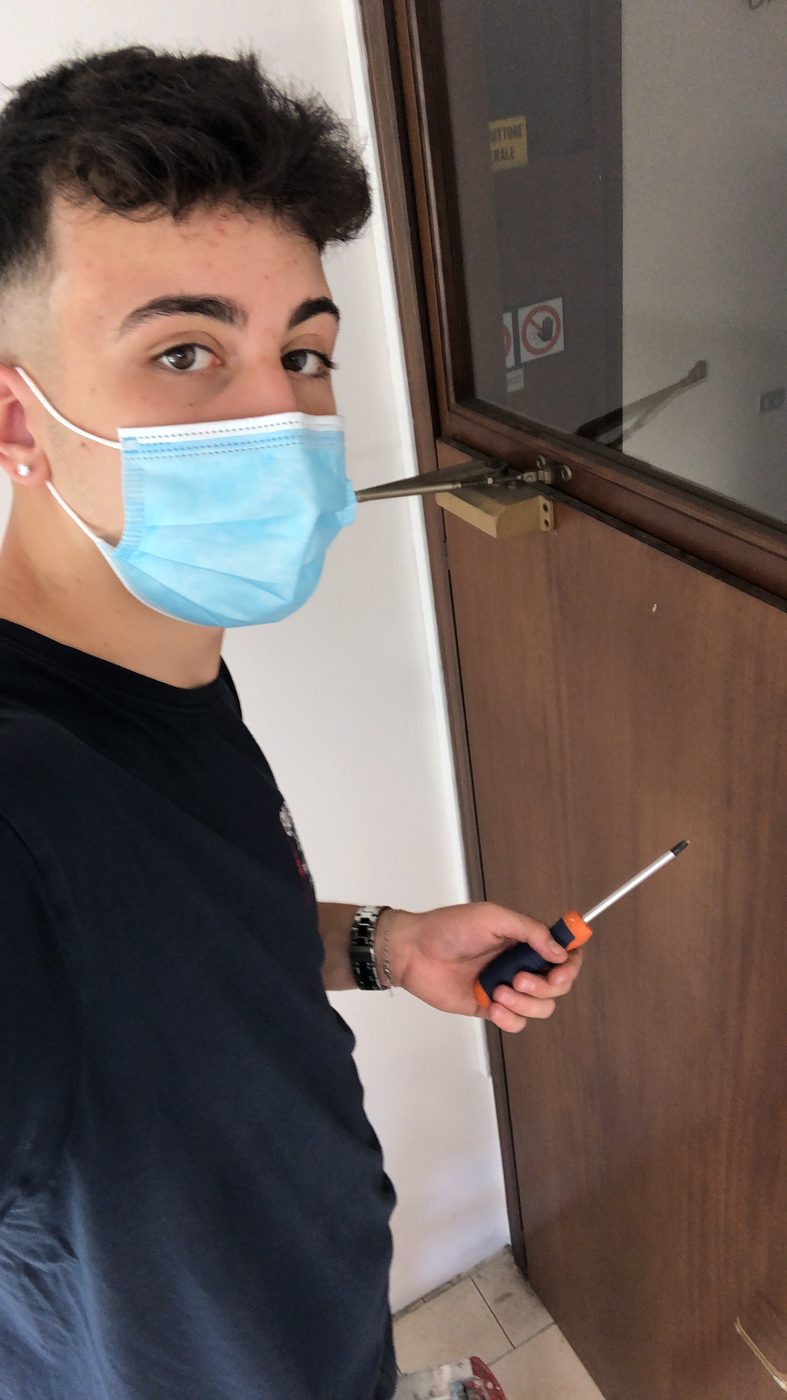 Mathias al lavoro con mascherina